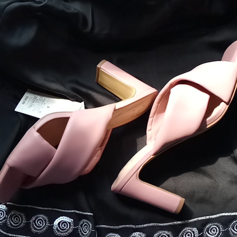 Dusty Rose slip on heels - Picture 4 of 4